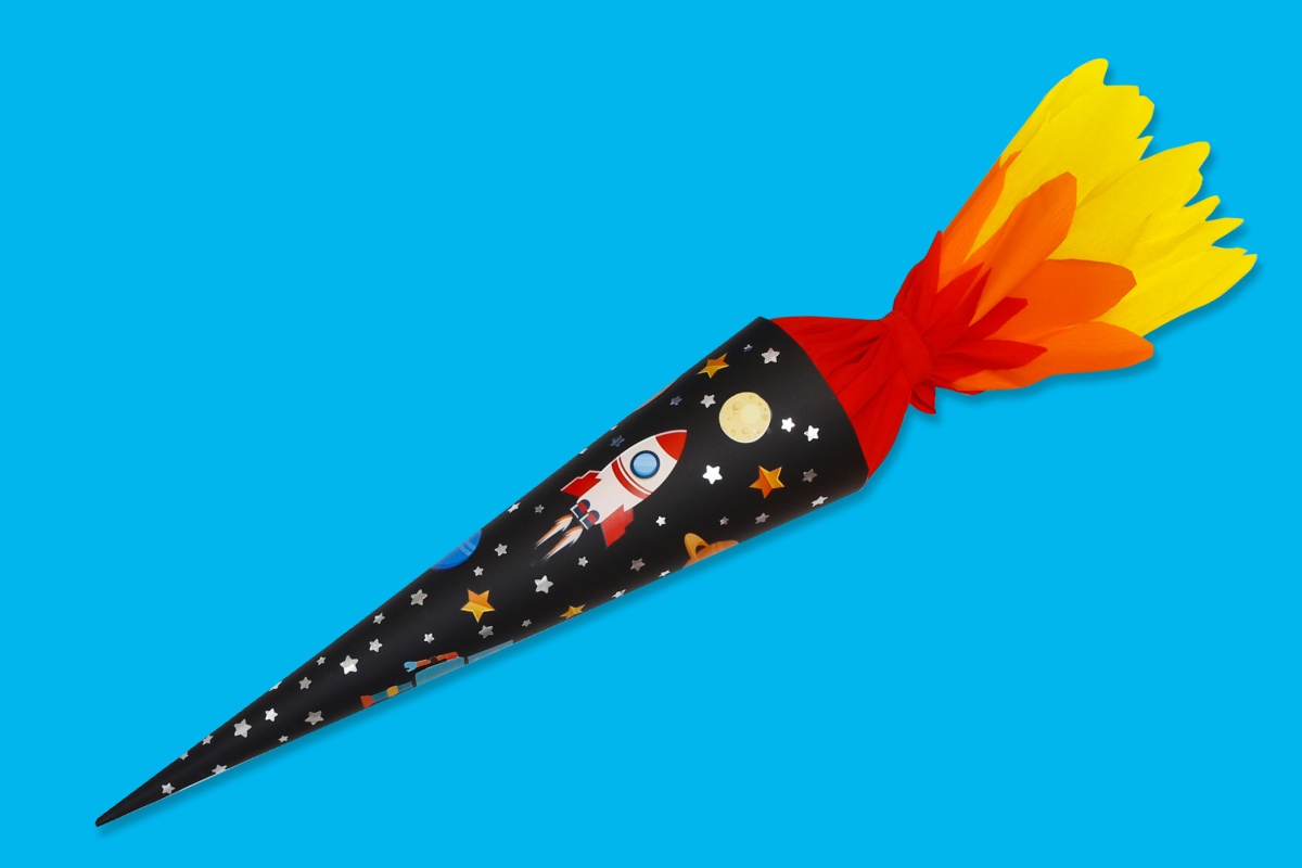 Schultüte im Weltraum-Design mit Raketen und Sternen, verschlossen mit rotem und gelbem Krepppapier.