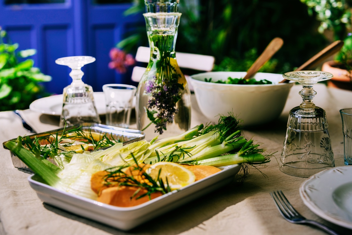 Vegetarische Beilagen auf einem Tisch angerichtet.