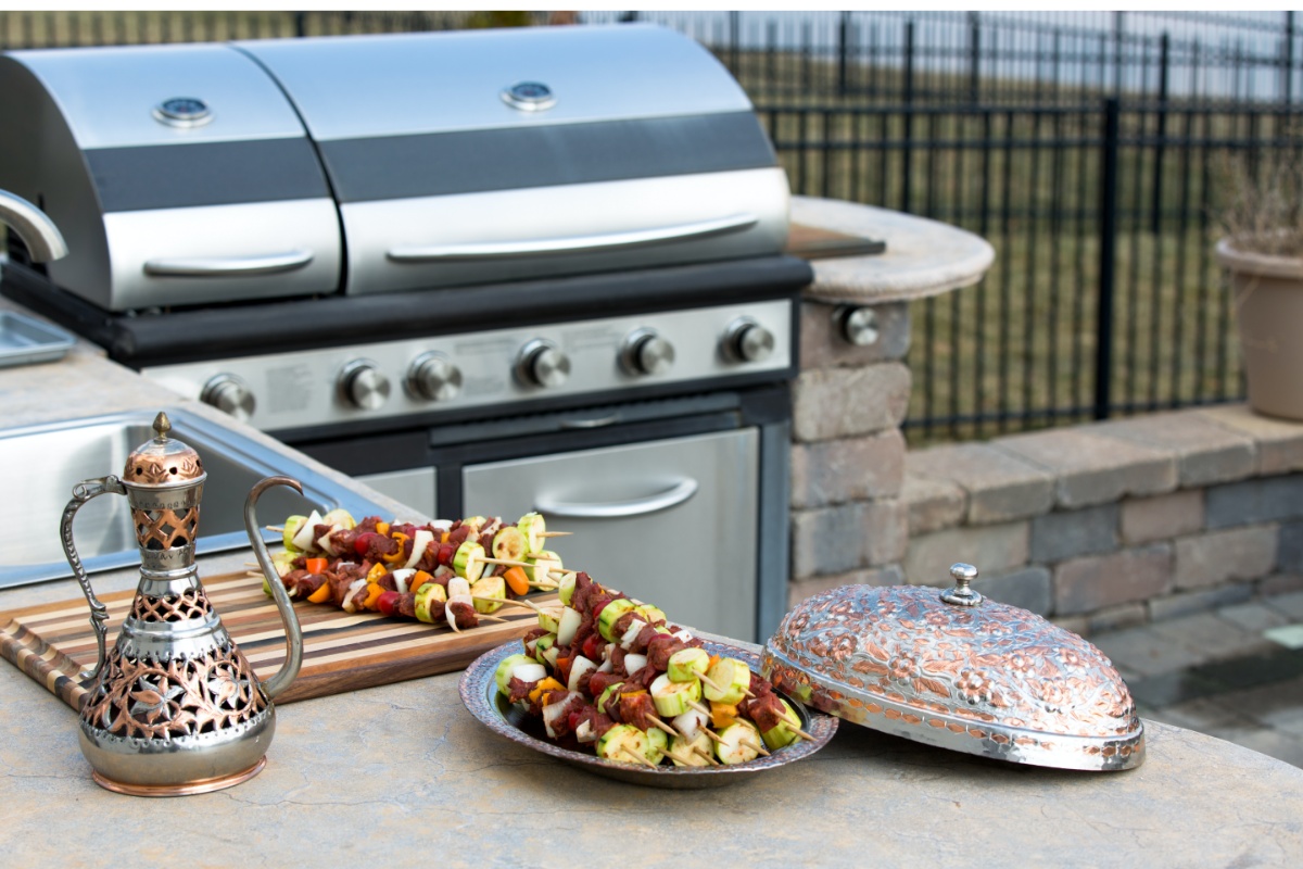 Outdoortheke mit vorbereiteten Grillspießen
