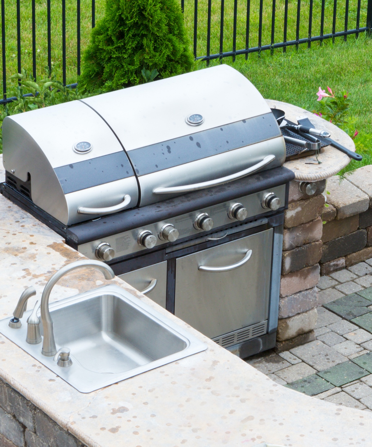 Edelstahlgrill und Waschbecken in einer Outdoorküche