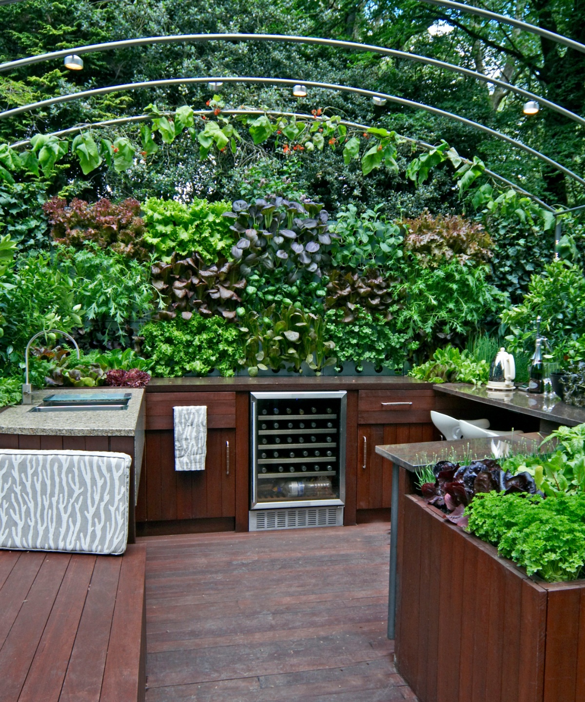 Üppig begrünte Outdoorküche