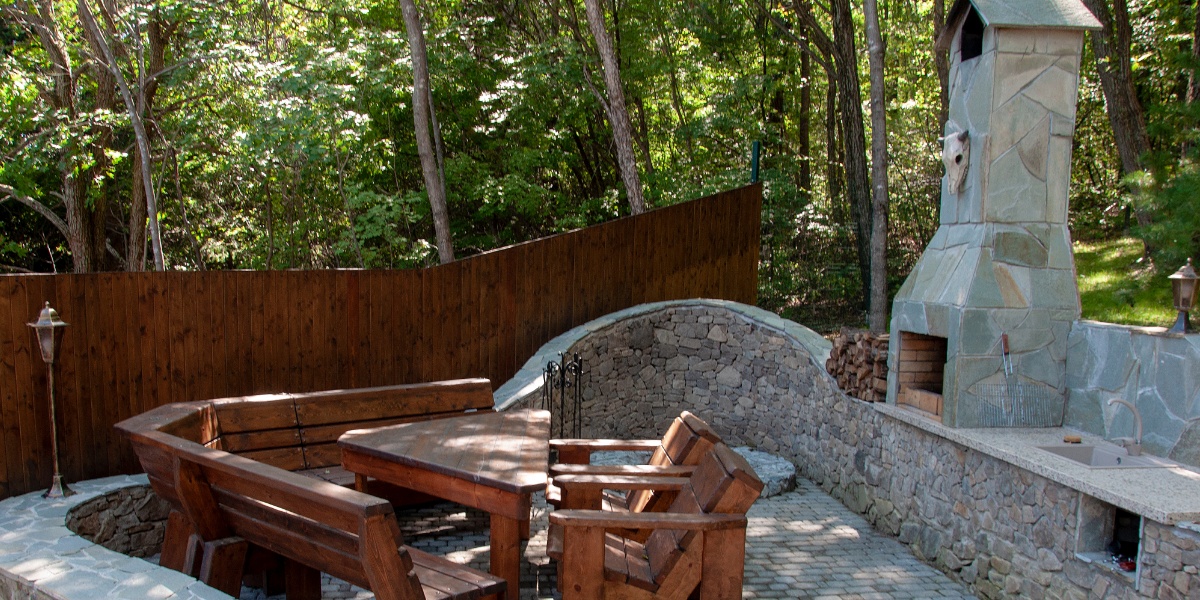 Outdoorküchentheke und Grill aus Stein