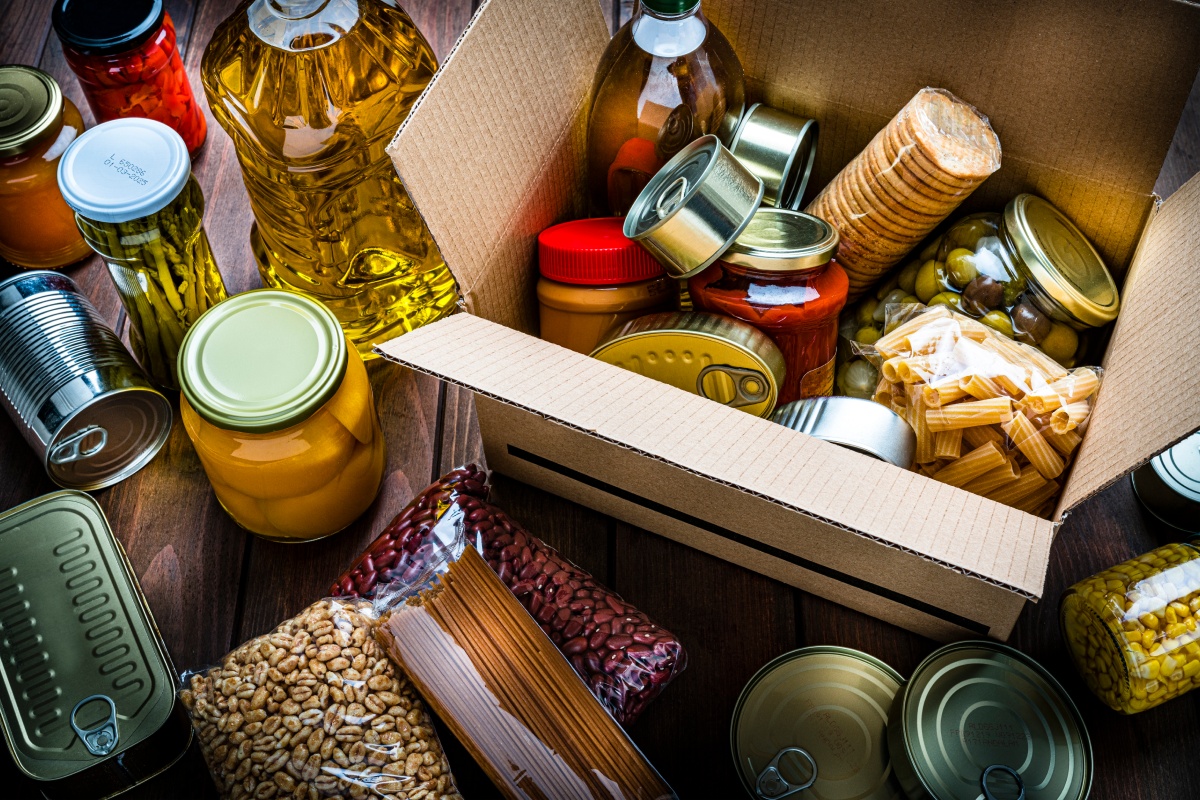 Ein Karton voller eingelagerter Lebensmittel und Konserven.