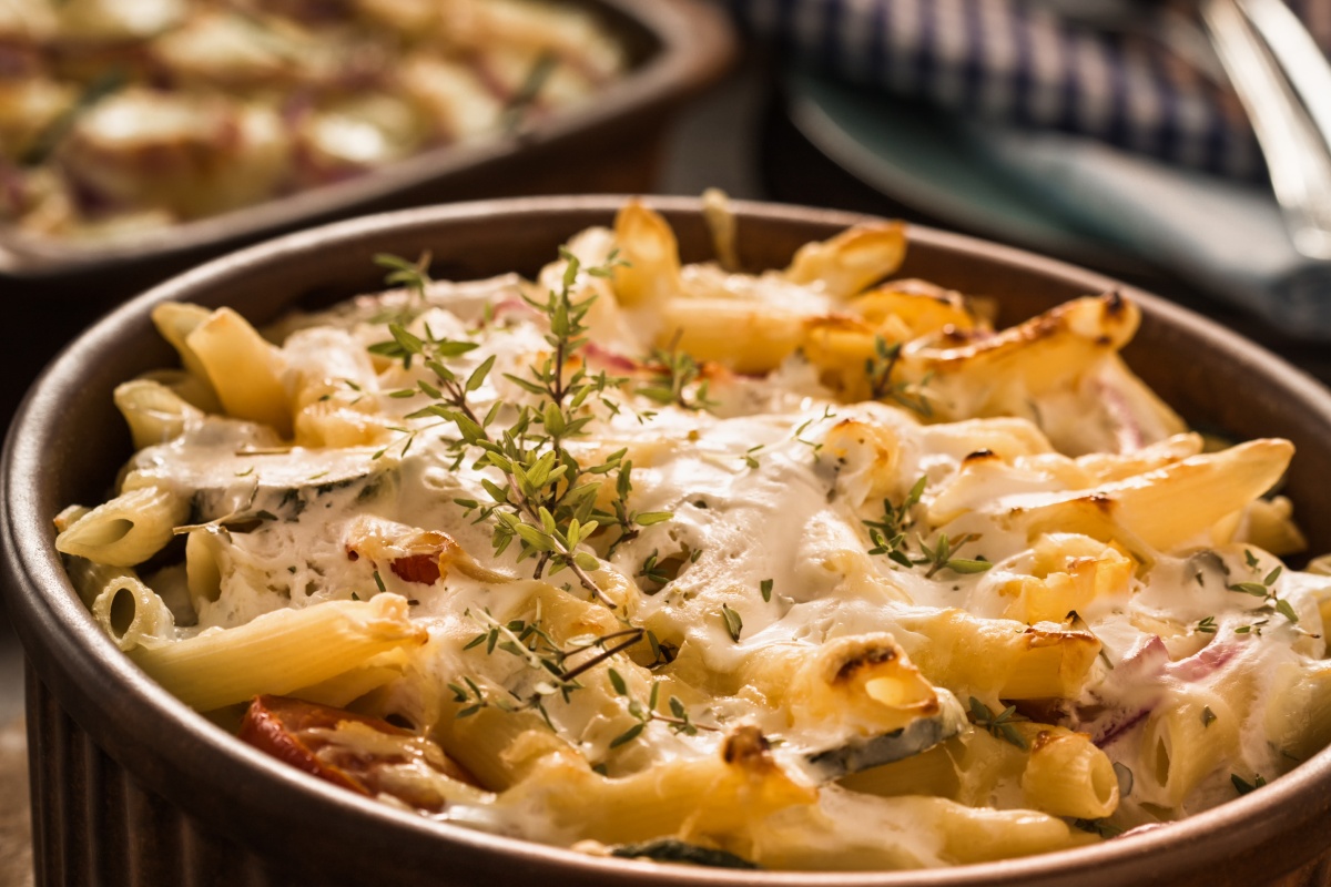 Ein frisch mit Käse überbackener Pasta-Auflauf.