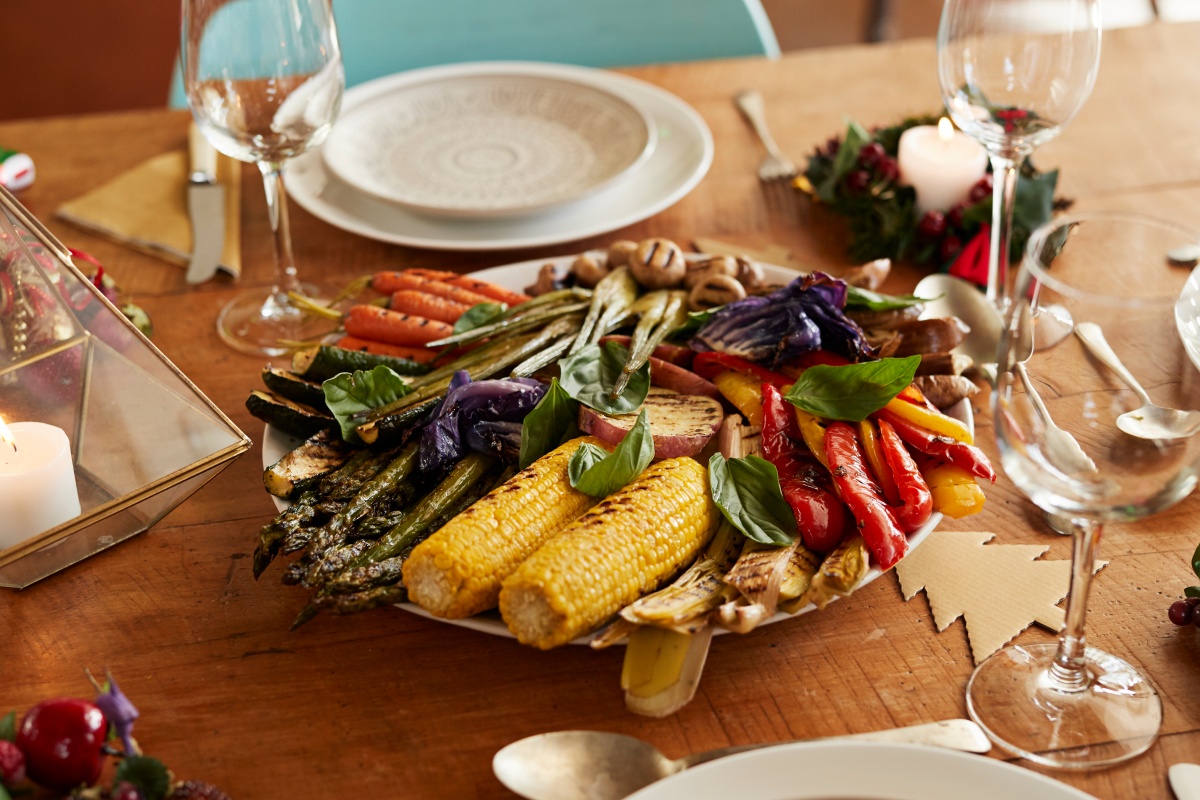 Ein vegetarisches Gericht steht schon hergerichtet auf dem Esstisch.