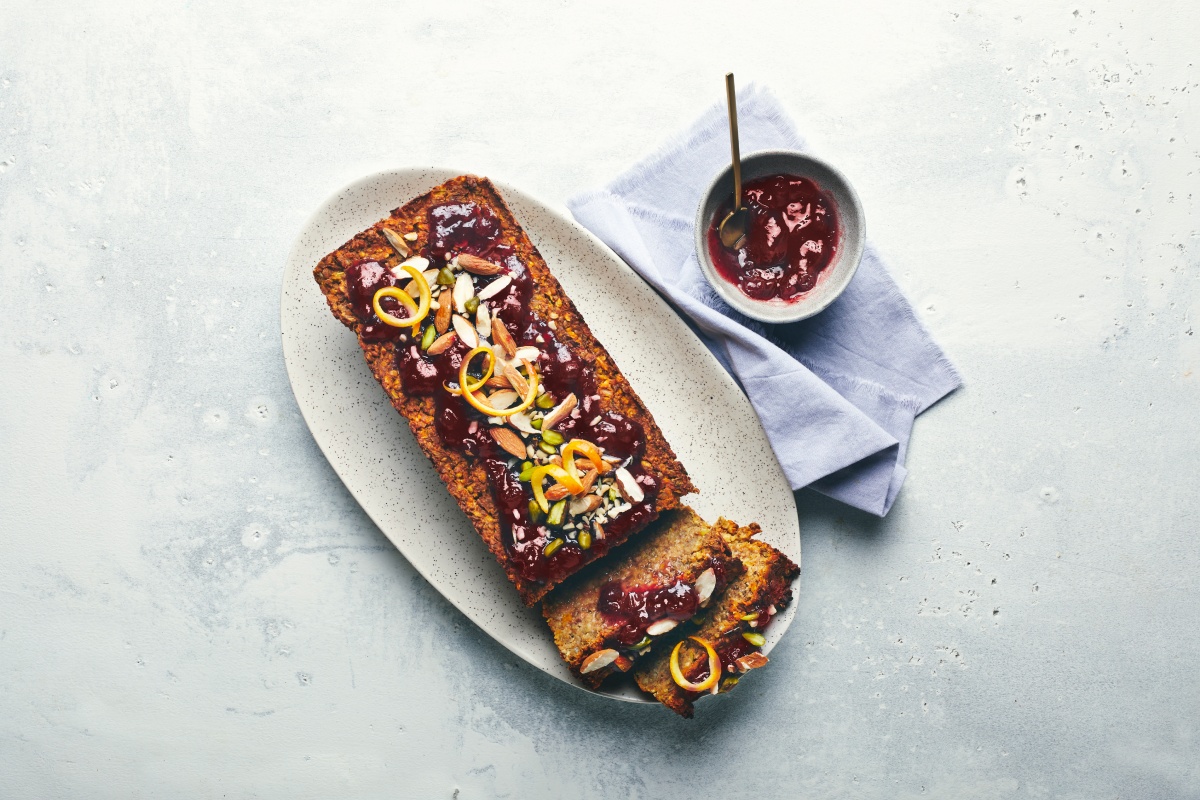 Linsenbraten mit Nüssen und Preiselbeer-Topping auf weißem Teller.