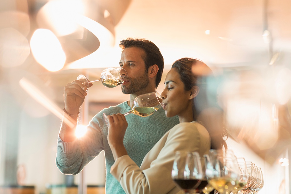 Mann und Frau genießen ein Glas Wein.