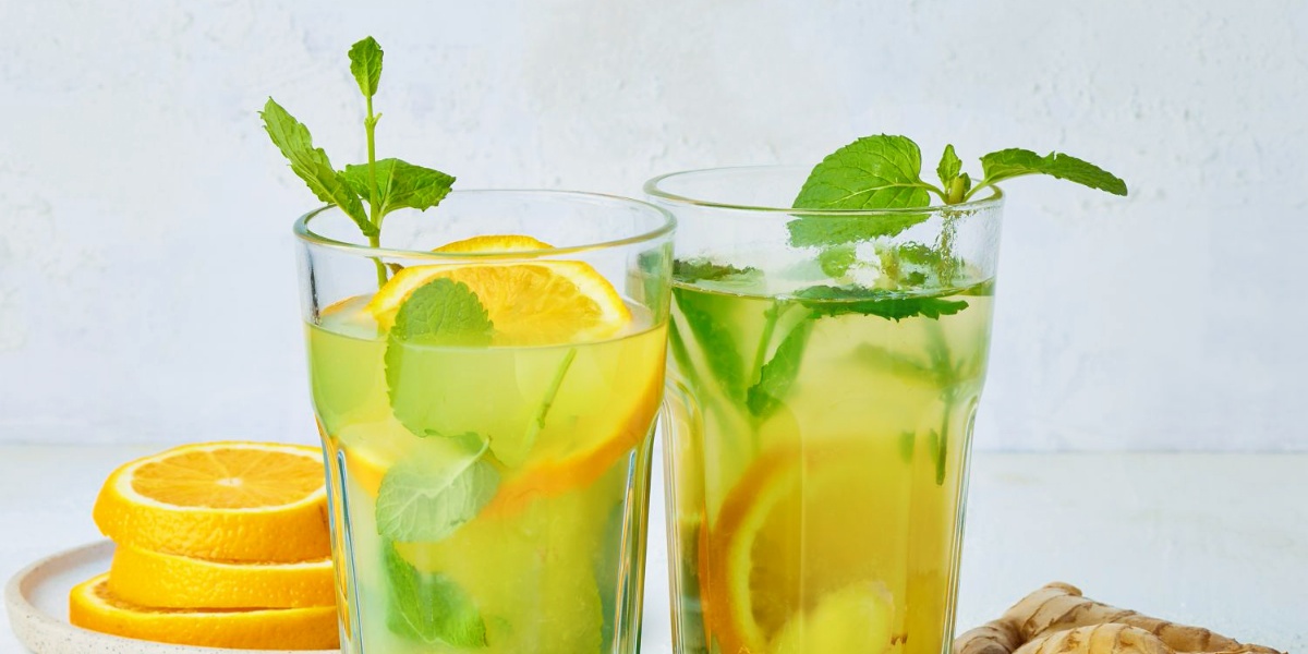 Zwei Gläser mit Orangen-Ingwer-Minztee