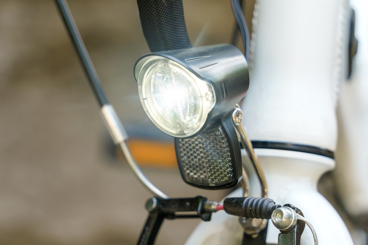 Nahaufnahme eines leuchtenden Fahrrad-Vorderlichts.