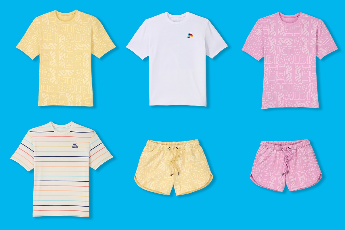 T-Shirts und Shorts freigestellt auf blauem Hintergrund.