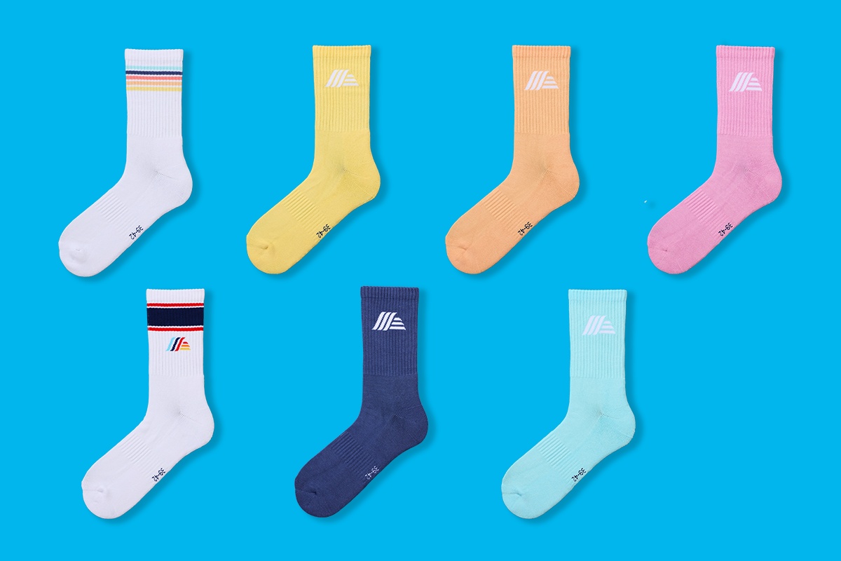 Sockeneigestellt auf blauem Hintergrund.