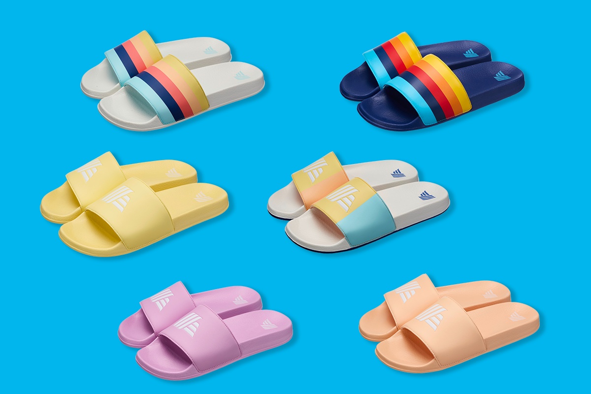 Badeschlappen freigestellt auf blauem Hintergrund.