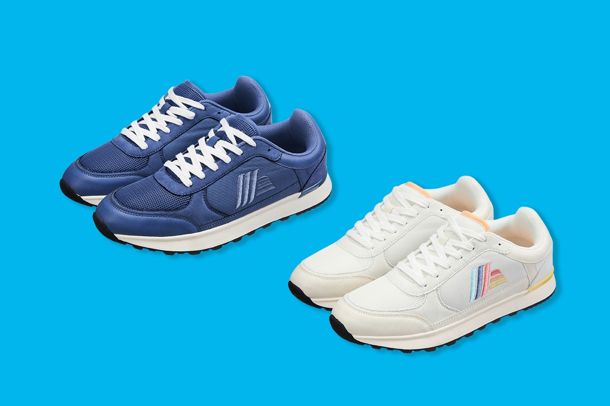 Sneaker freigestellt auf blauem Hintergrund.