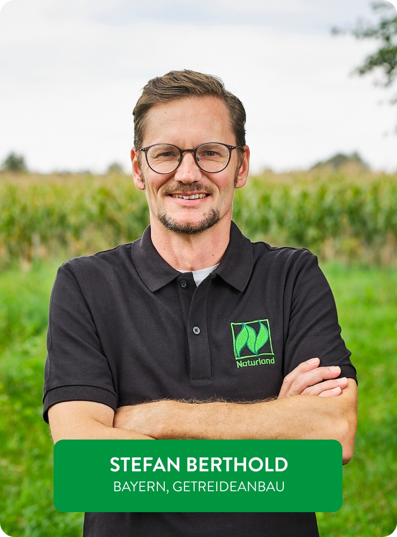 Naturland-Landwirt Stefan Berthold vor seinem Feld.