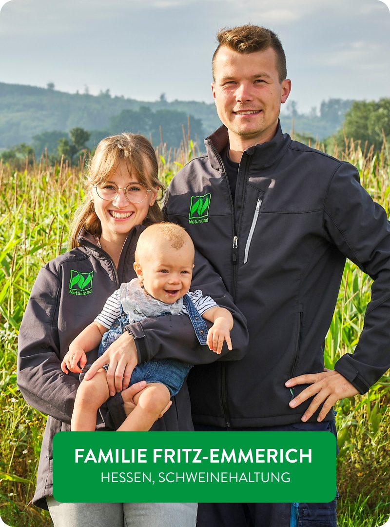 Familie Fritz-Emmerich vor einem Getreidefeld.
