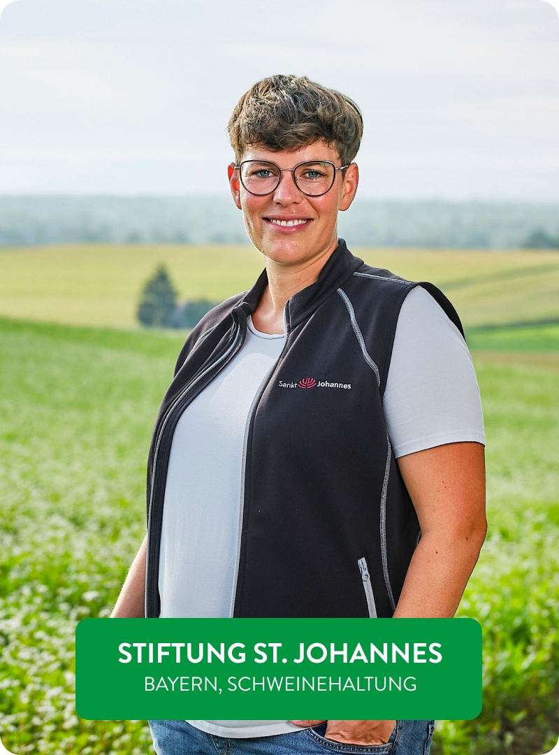Naturland-Landwirtin Gaudera vor einem Feld.