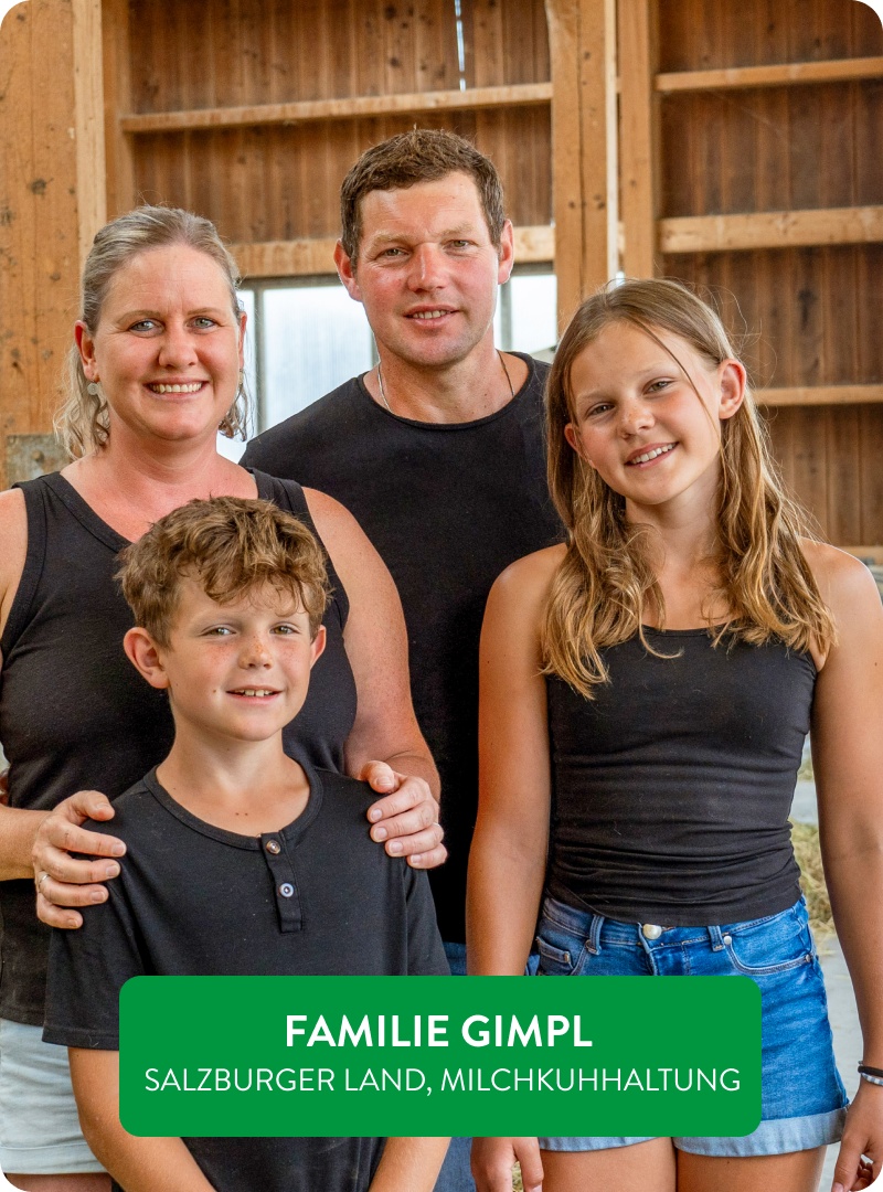 Familie Gimpl vor einem Scheunentor.