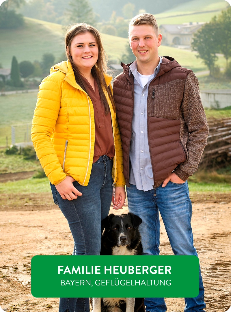 Die Naturland-Landwirte Heuberger stehen vor ihrem Hof.