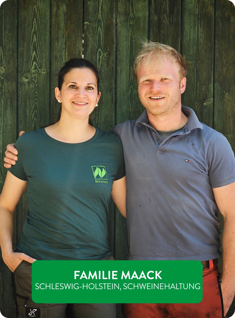 Die Naturland-Landwirte Maack stehten vor einer Scheune.