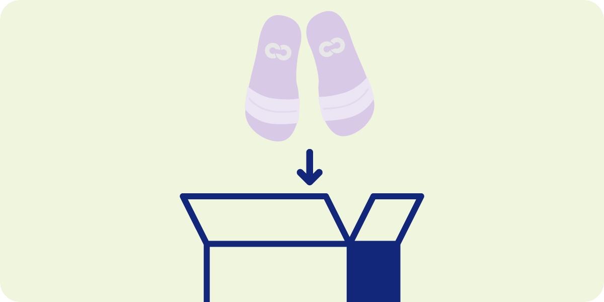 Lila Pantoletten schweben über einem geöffneten blauen Karton auf hellgrünem Hintergrund.