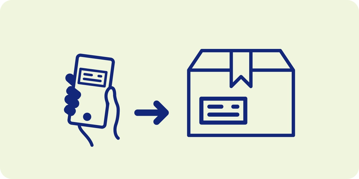Hand hält ein Smartphone, zeigt auf einen Paketkarton mit Versandetikett.