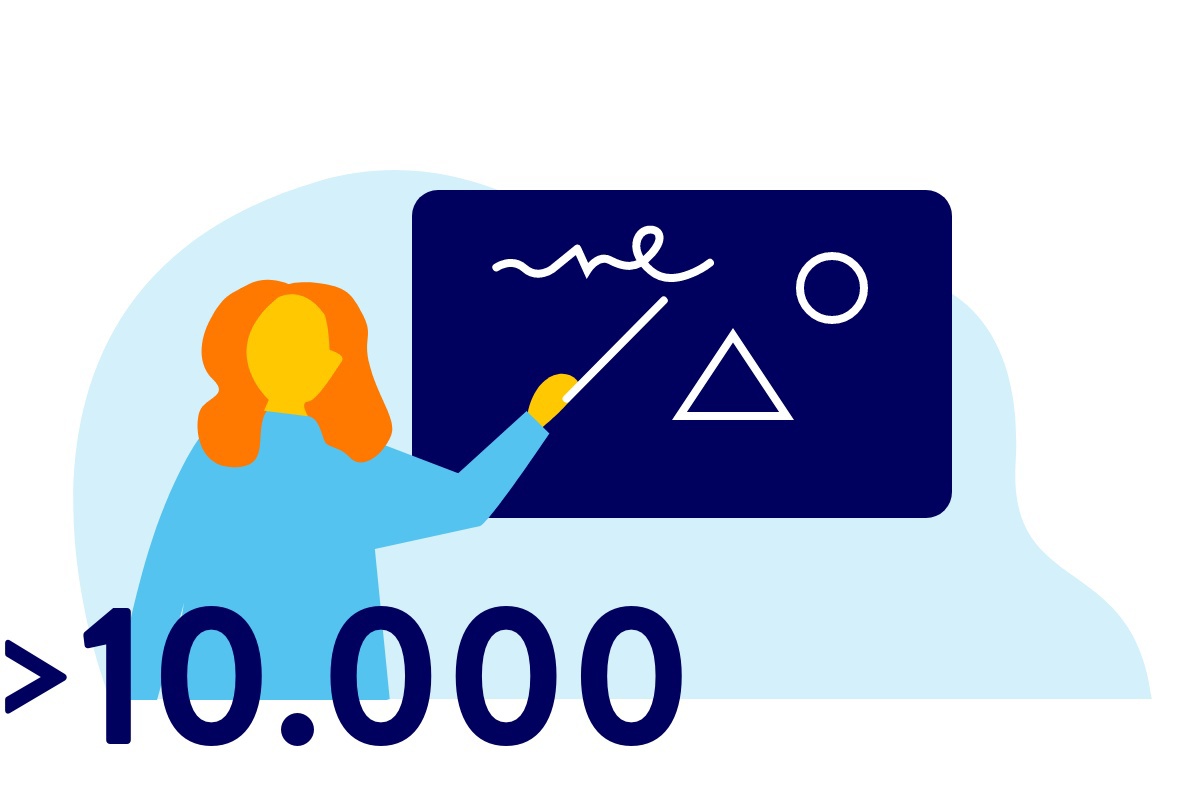 Frau präsentiert etwas an der Tafel.