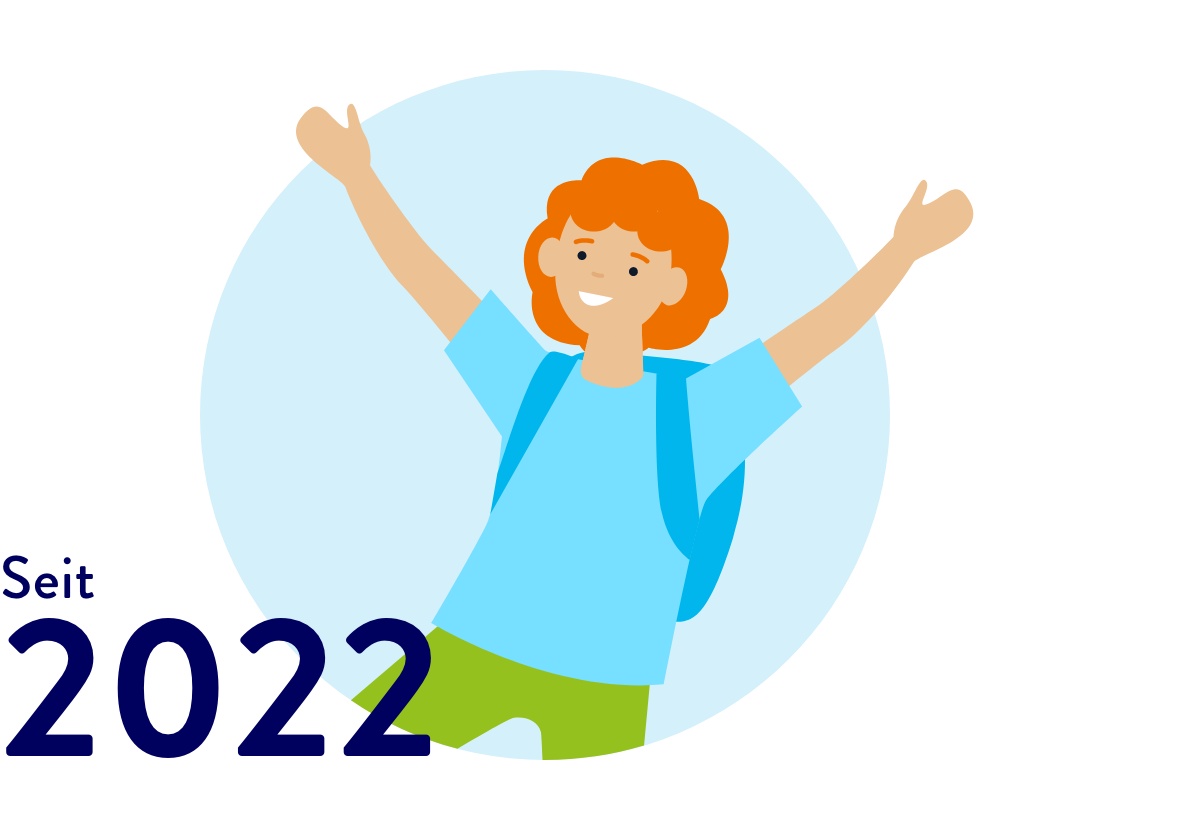 Kind hält lächelnd die Arme nach oben.