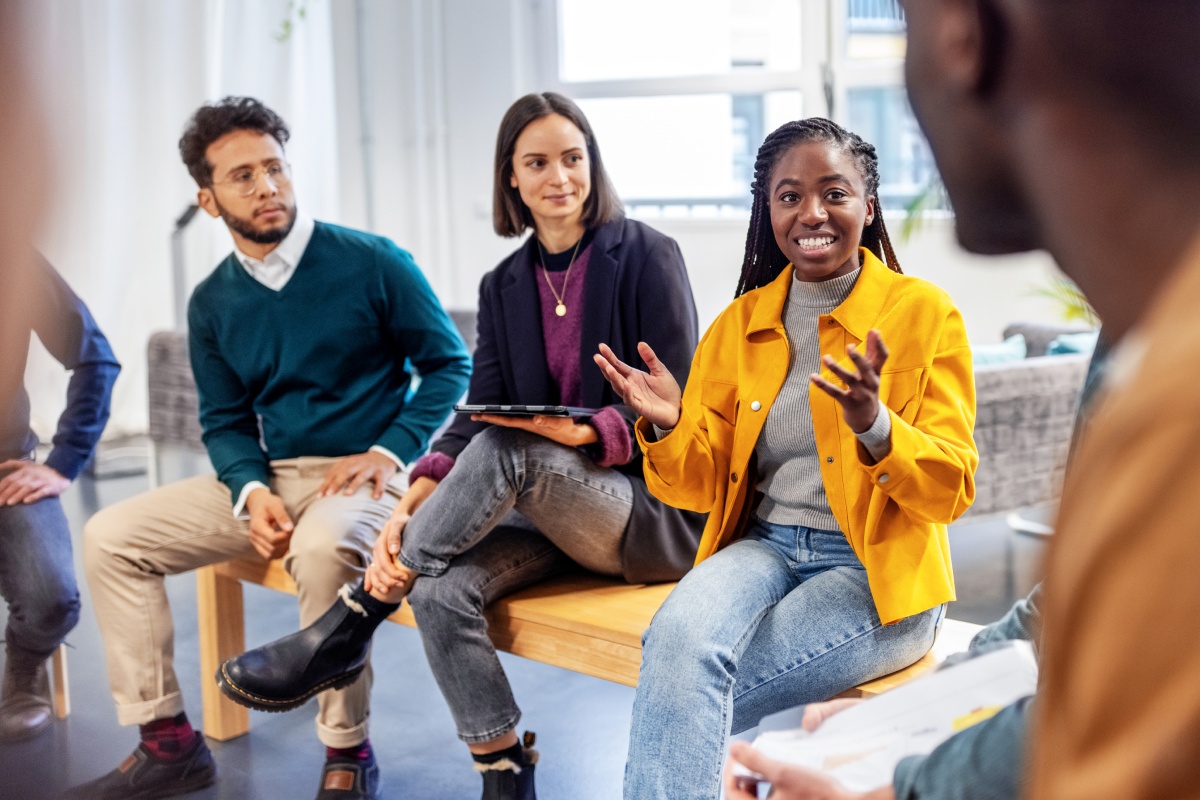 Gruppe junger Menschen in lebhafter Diskussion.