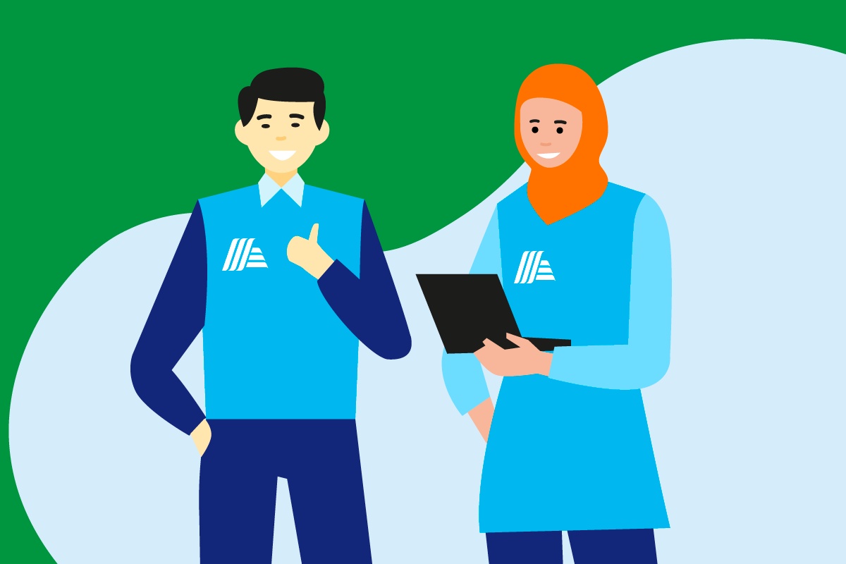 Zwei lächelnde Mitarbeiter in blauer Uniform. Einer zeigt Daumen hoch, die Andere hält einen Laptop.