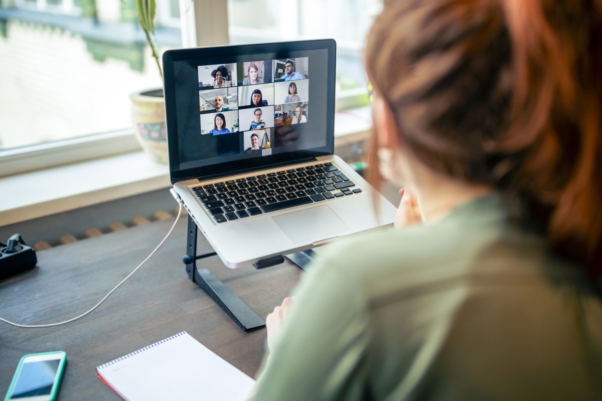 Frau nimmt an einer Videokonferenz auf einem Laptop teil.