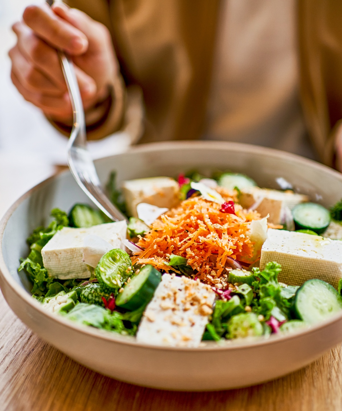 Eine vegane Bowl aus Gemüse und Tofu.