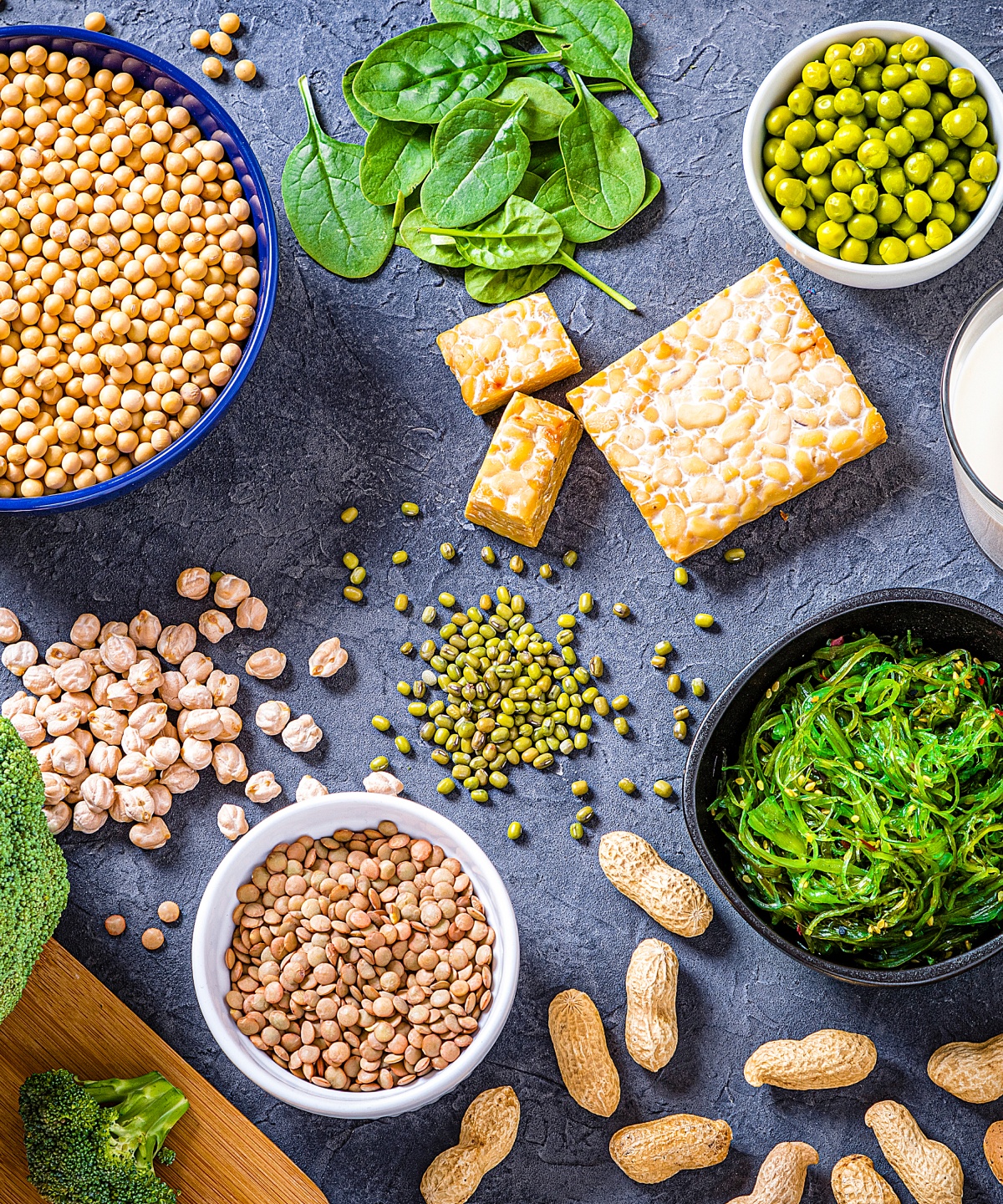 Auf einer Küchenplatte liegen viele vegetarische Zutaten bereit.