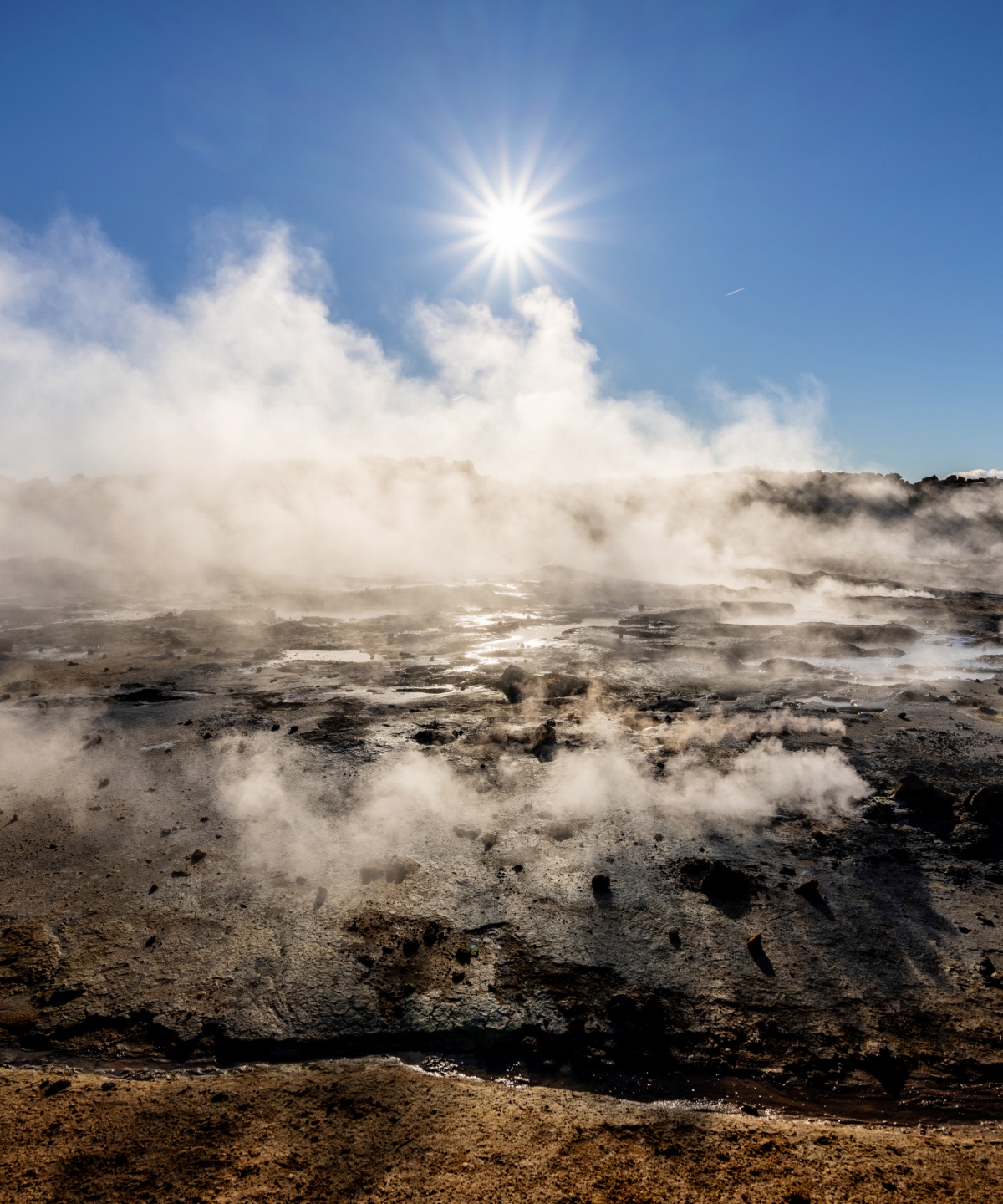 Eine heiße Quelle stößt Wasserdampf aus.