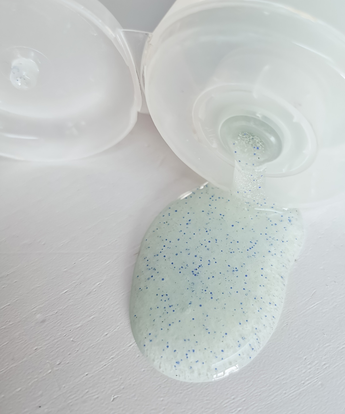 Peeling-Duschgel mit Mikroplastik.
