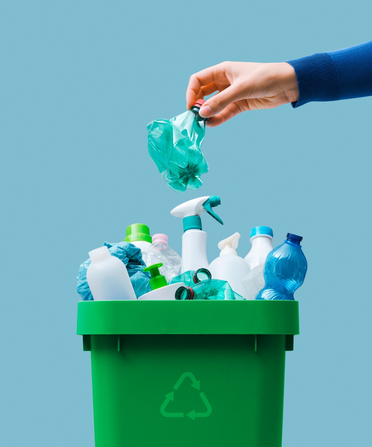 Verschiedene Verpackungen in einer Recycling Tonne.