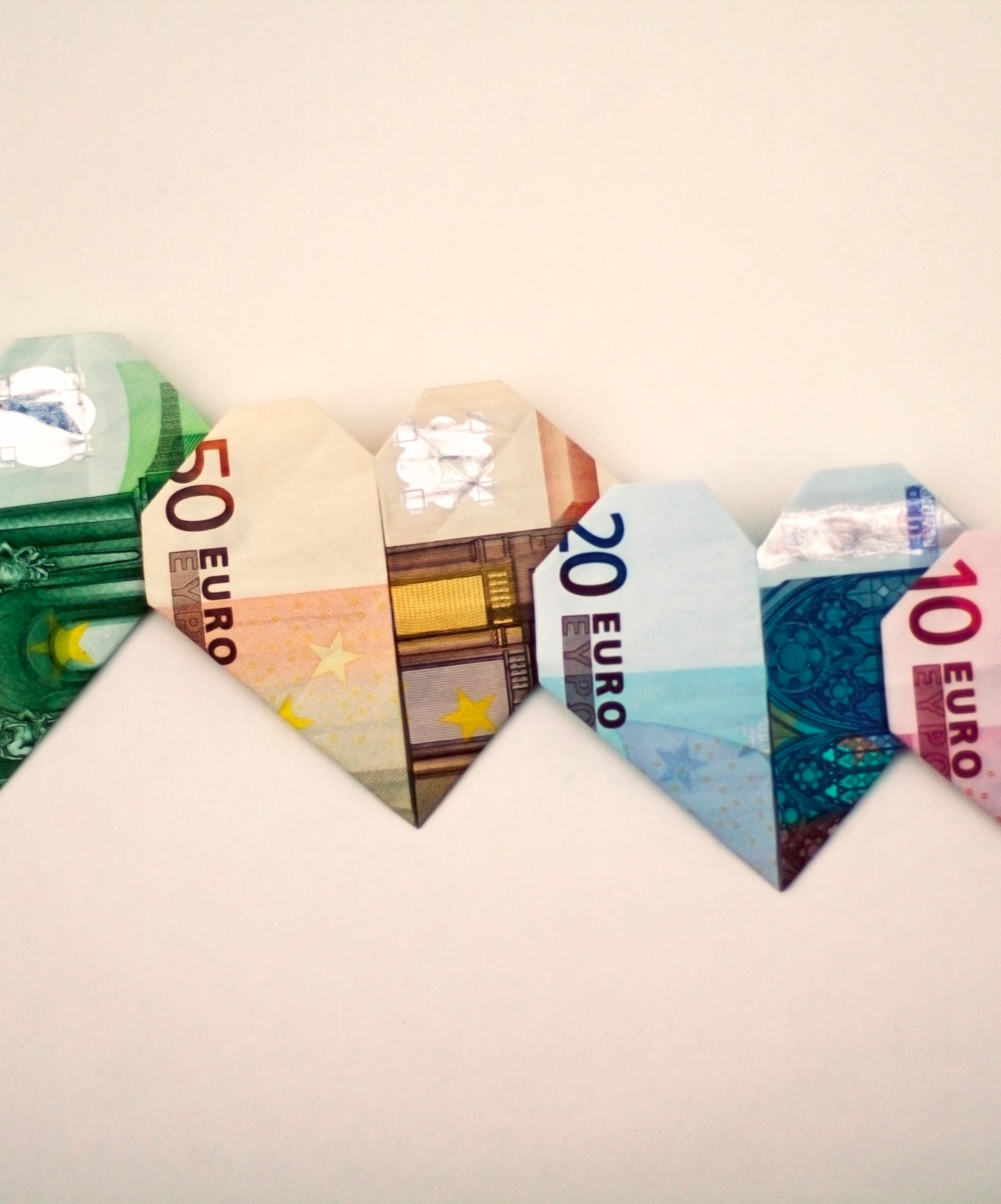 Falt-Herzen aus Euro-Banknoten in verschiedenen Werten.