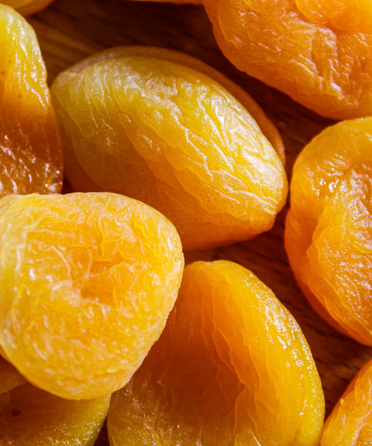 Nahaufnahme von getrockneten Aprikosen in leuchtendem Orange.