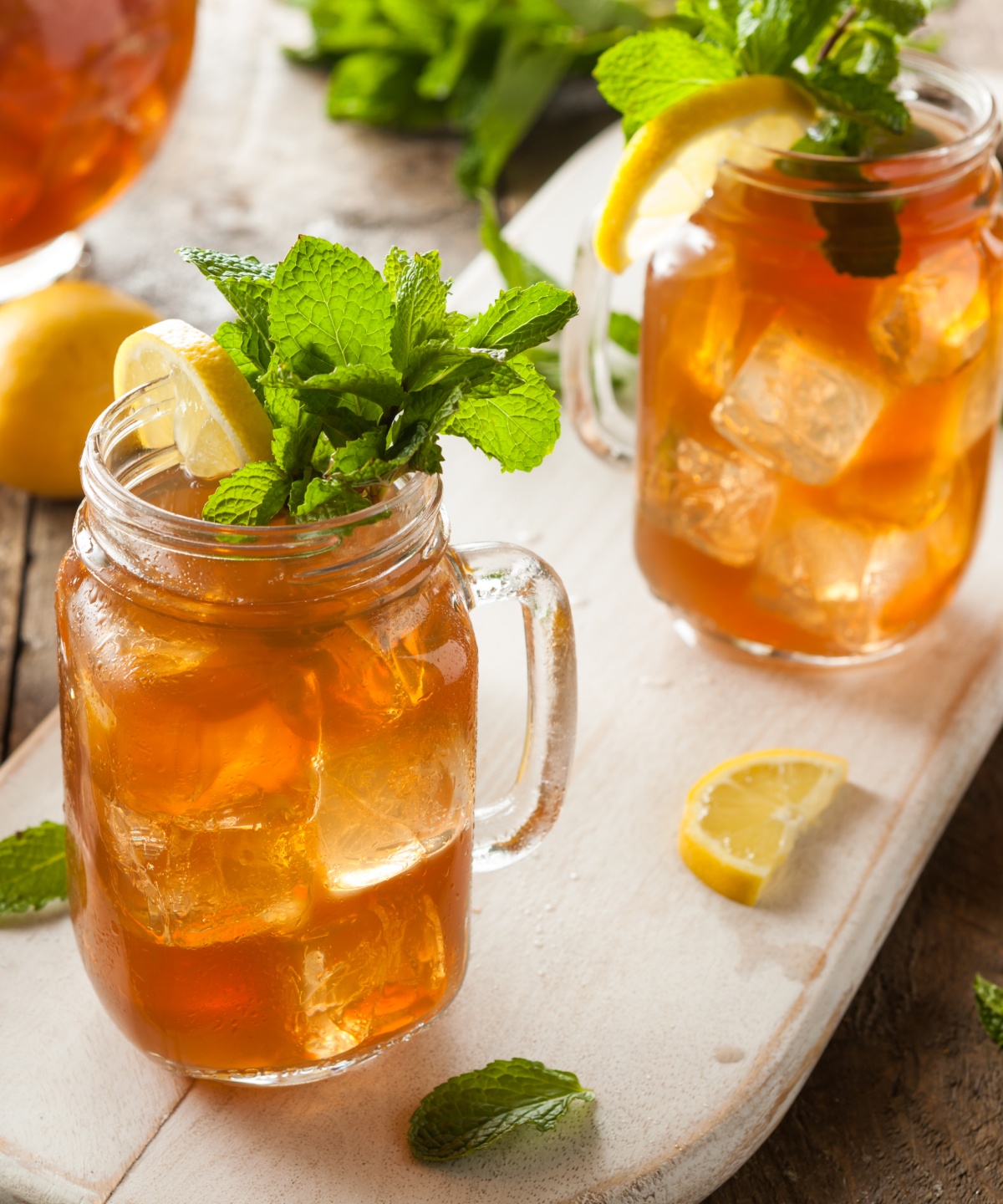 Zwei Eistee-Gläser mit Minze und Zitronenscheiben.