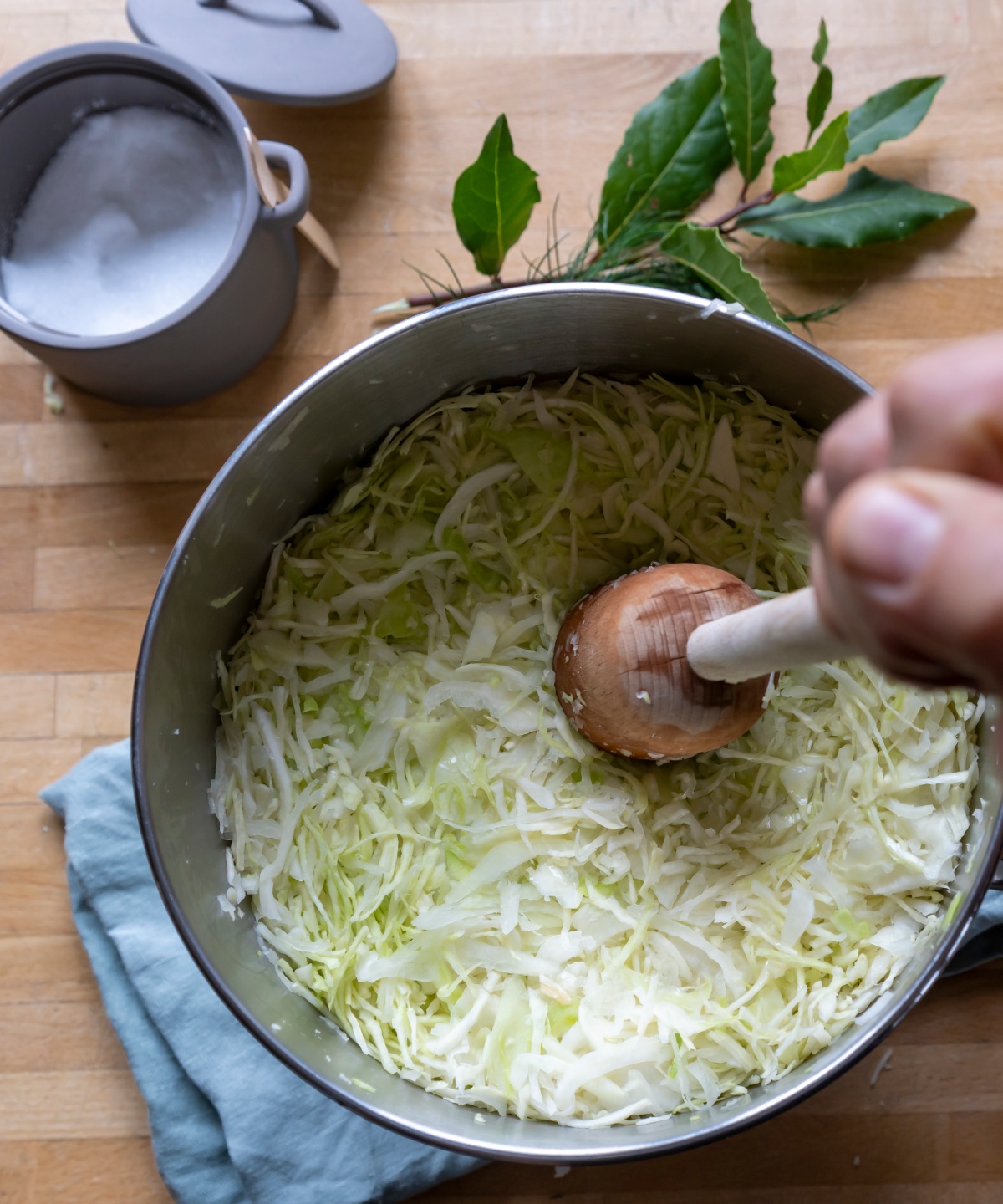 Sauerkraut stampfen.