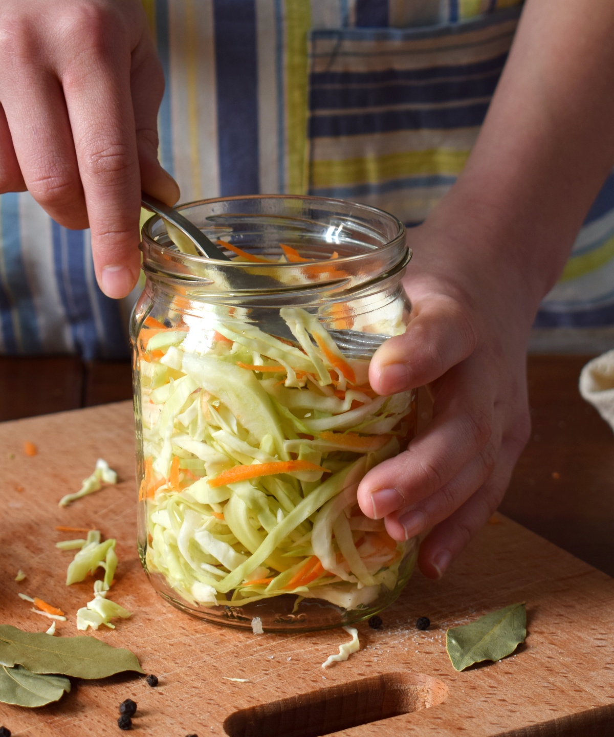 Kohl in Einmachglas, aus dem Luft mit einer Gabel gedrückt wird.