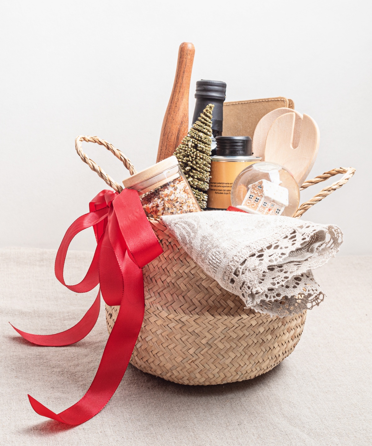 Ein Geschenkkorb mit Feinkost und Küchenutensilien .