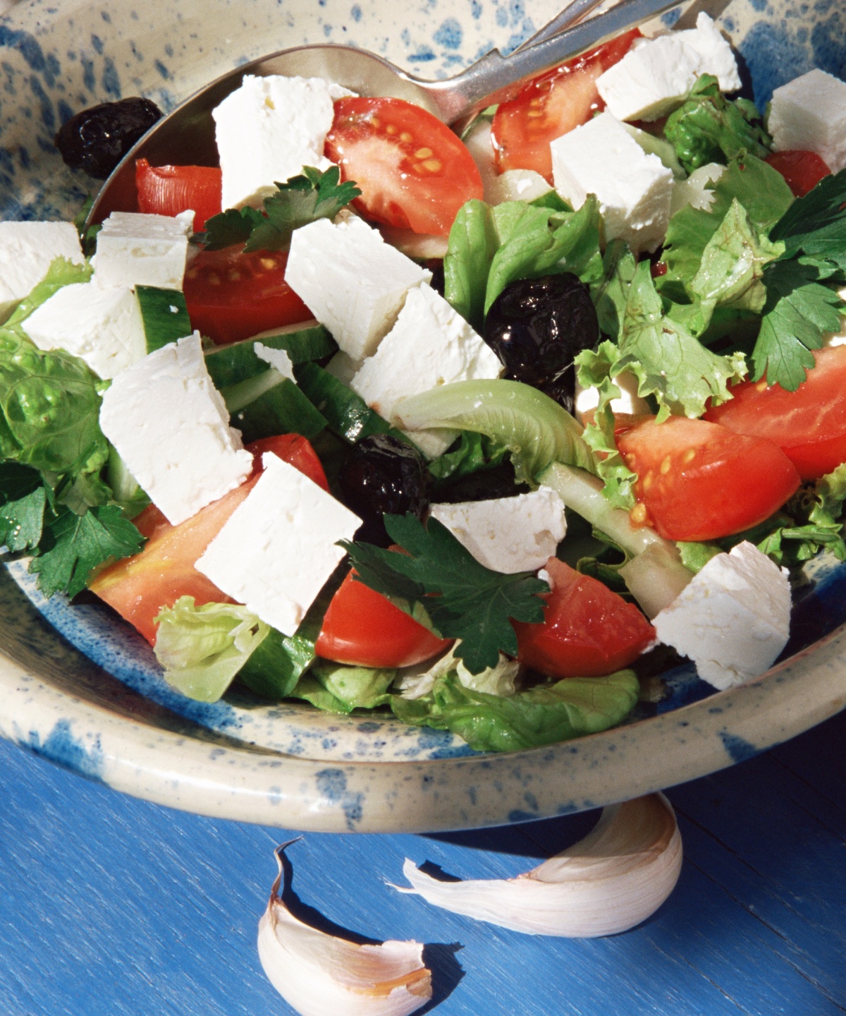 Ein griechischer Salat mit Fetakäse, Oliven, Knoblauch und Tomaten.