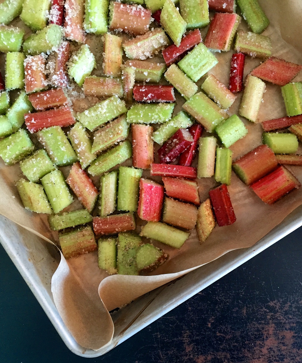 Gefrorenee Rhabarberstücke auf einem Backblech.