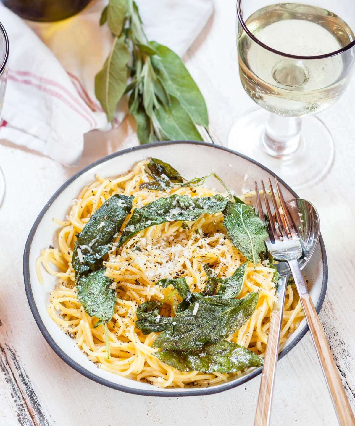 Eine Portion Spaghetti auf einem Tisch.