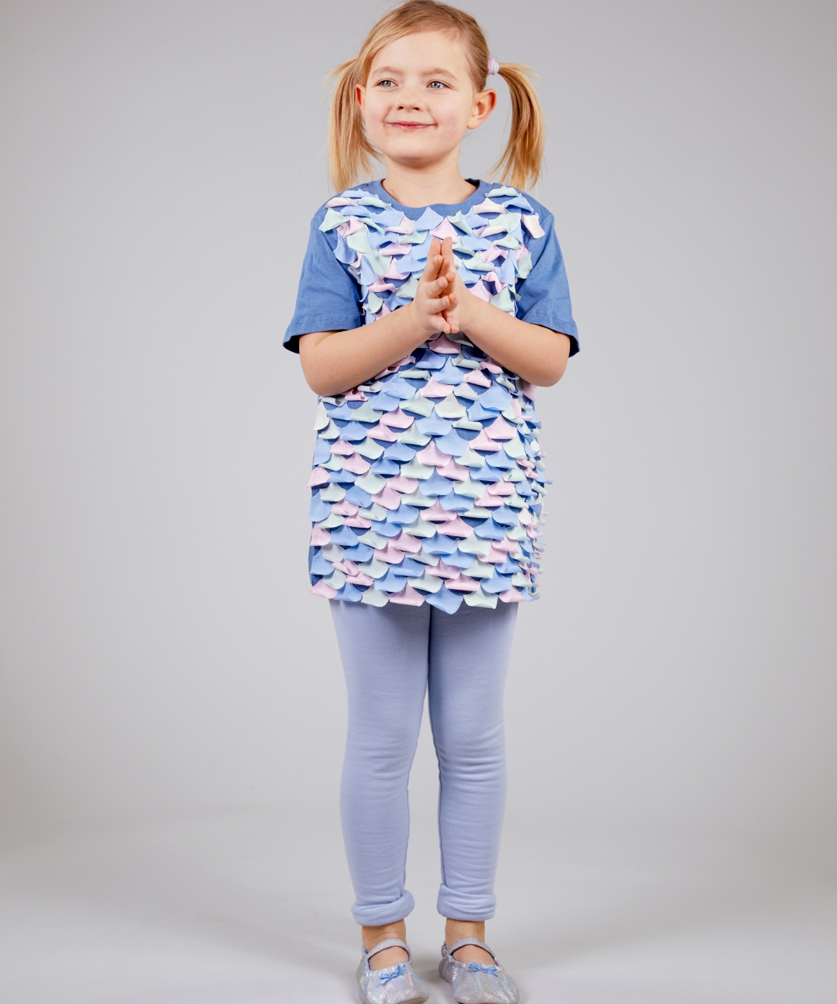 Mädchen in selbstgemachtem Regenbogenfisch-Kostüm.