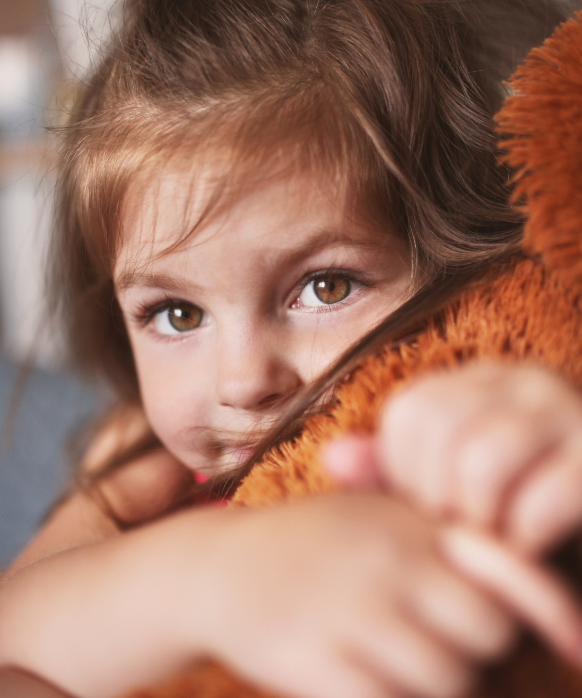 Ein Kind kuschelt mir seinem firsch gewaschenen Kuscheltier.