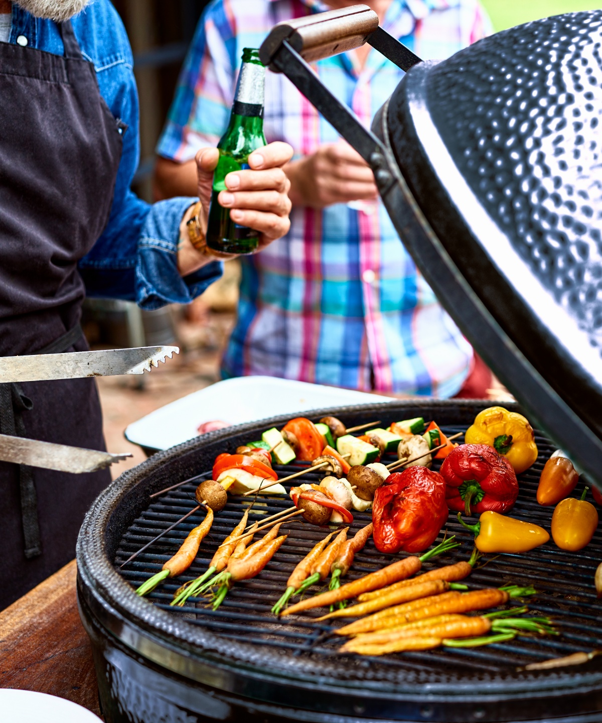 Gemüse-Spieße und ganzes Gemüse auf einem Grill.
