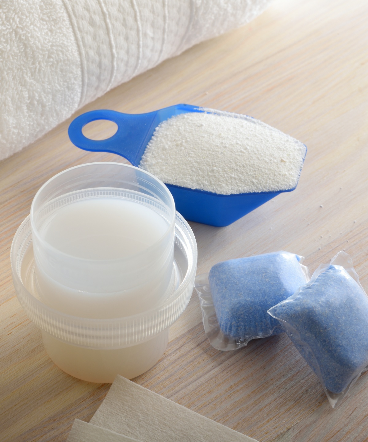 Waschmittel als Pulver, Kapseln und in flüssiger Form.