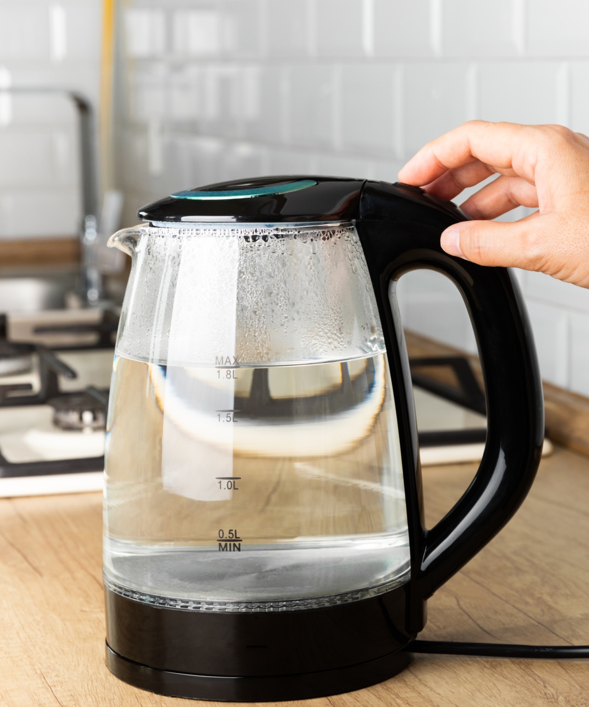 Ein frisch gereinigter Wasserkocher wird erneut benutzt.