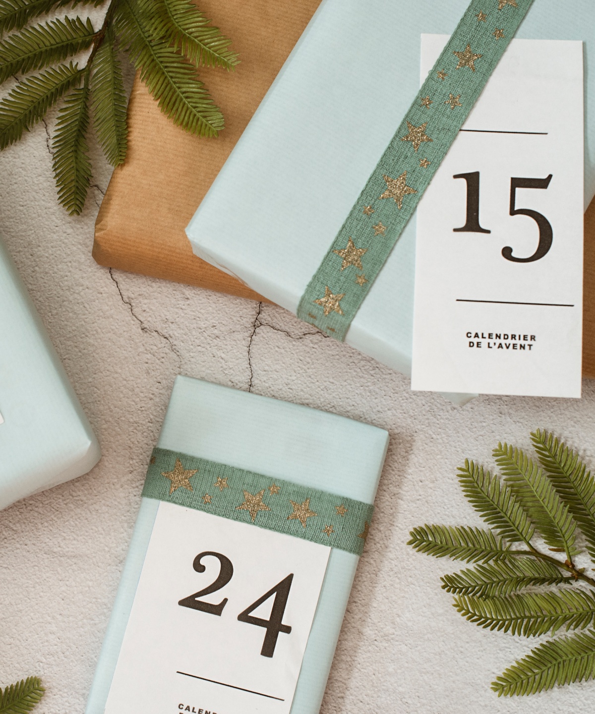 Adventskalender als Geschenke verpackt in hellblauem Geschenkpapier.